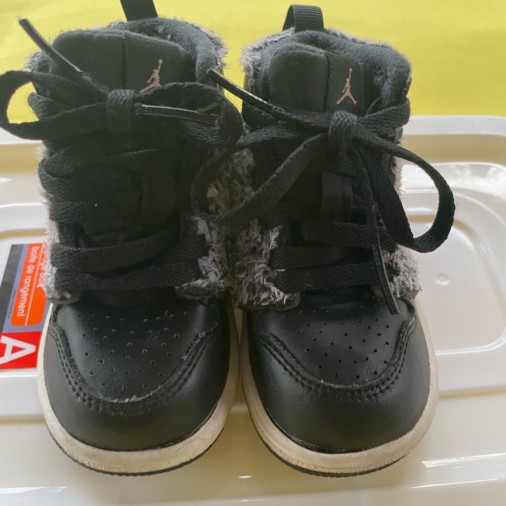 Jordan 1 Retro High
Fleece Black Metallic Red Bronze (GS)